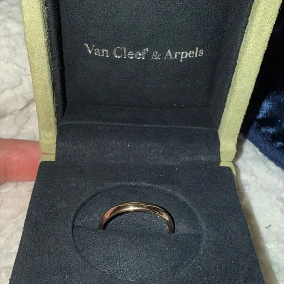 Van Cleef & Arpels Elegant Rose Gold Ring - Picture 1 of 8